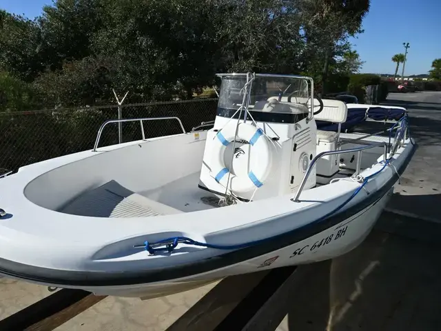 Boston Whaler 18 Outrage