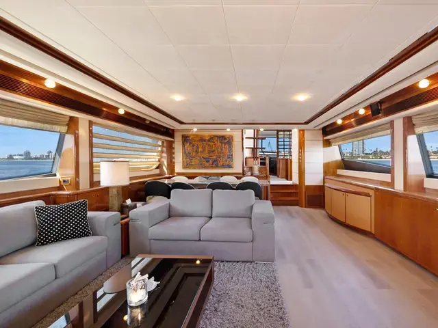 Ferretti Yachts 880