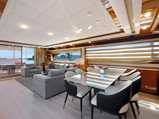 Ferretti Yachts 880