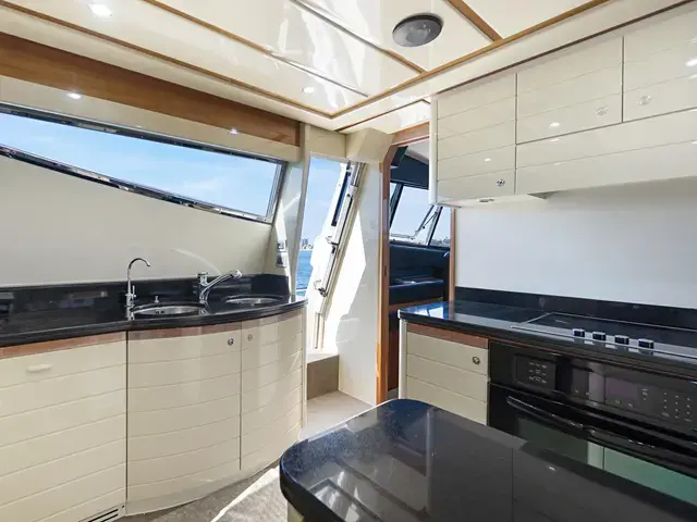 Ferretti Yachts 880