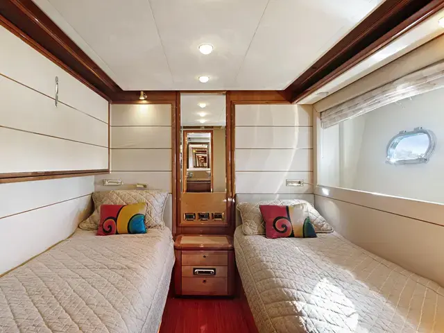 Ferretti Yachts 880