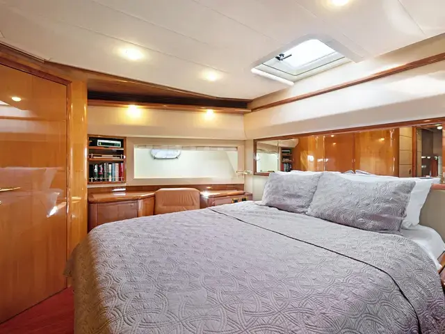 Ferretti Yachts 880