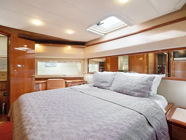 Ferretti Yachts 880