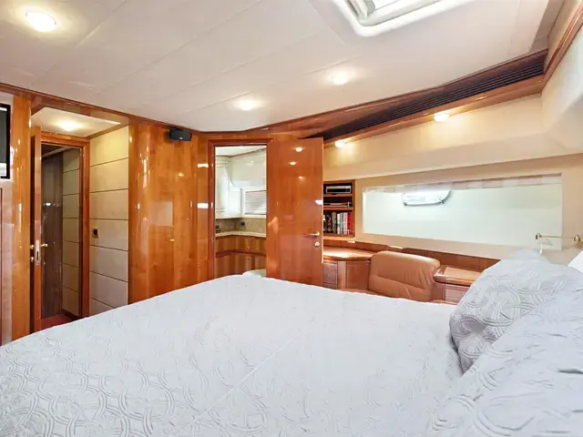 Ferretti Yachts 880