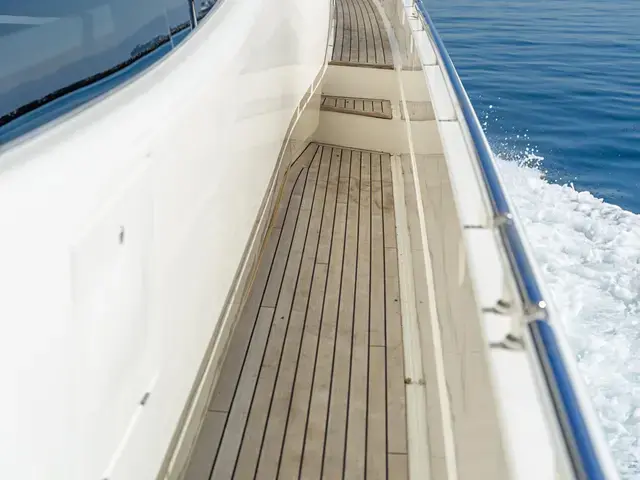 Ferretti Yachts 880