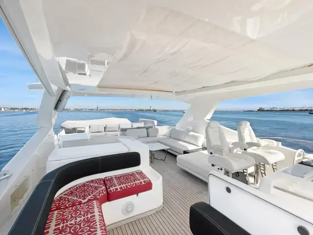 Ferretti Yachts 880