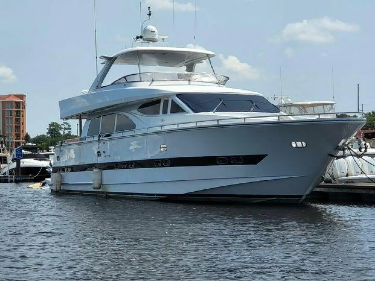 1999 Horizon 74 motor yacht