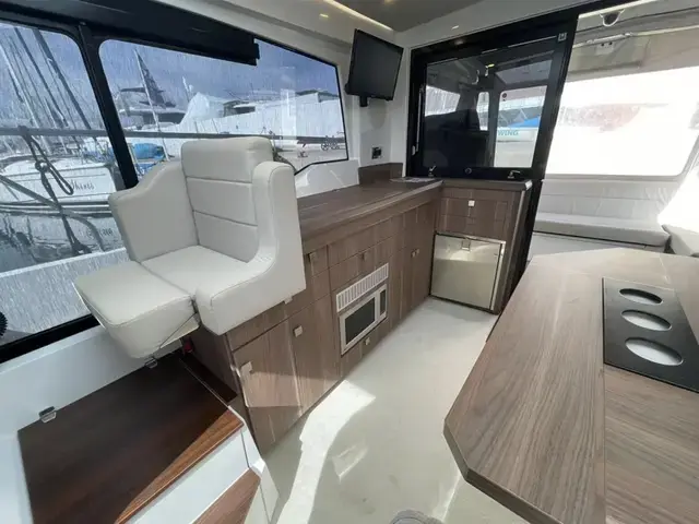 Sealine C 330