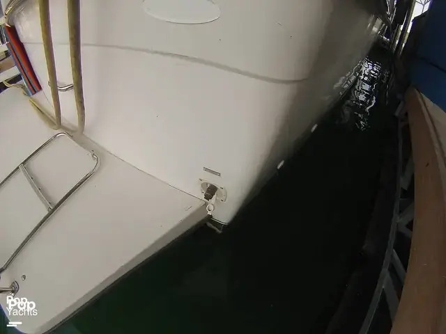 Carver 370 Aft Cabin