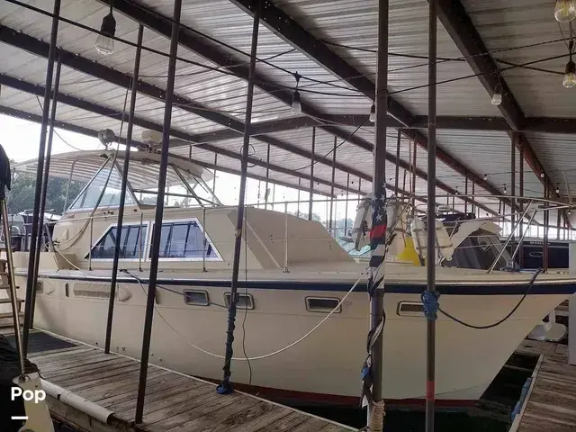 Hatteras 38 Tri-Cabin