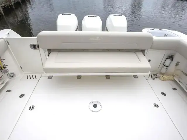 Boston Whaler Defiance 34