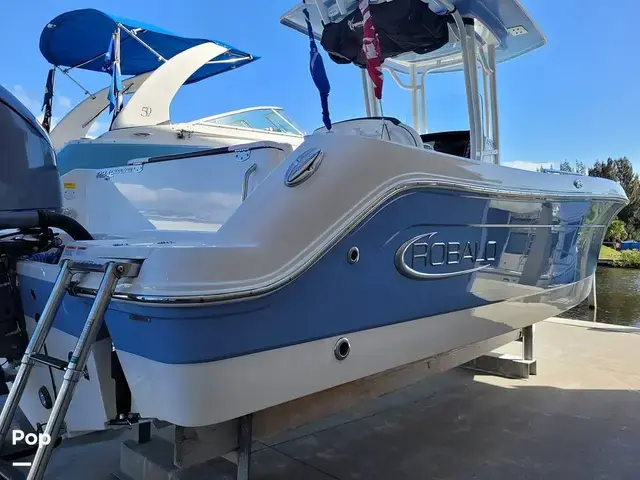 Robalo R242 Explorer