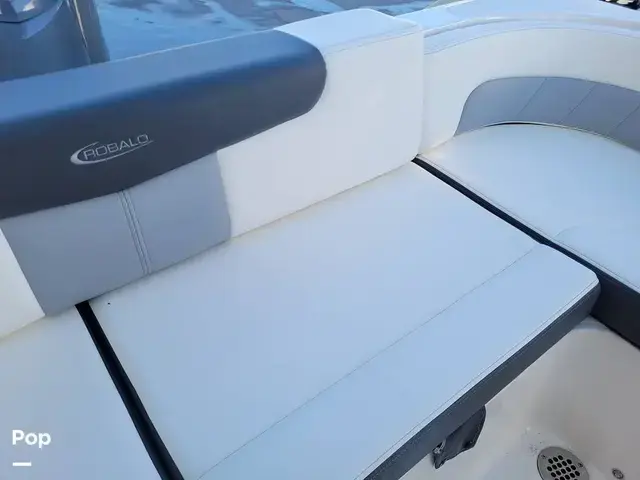 Robalo R242 Explorer