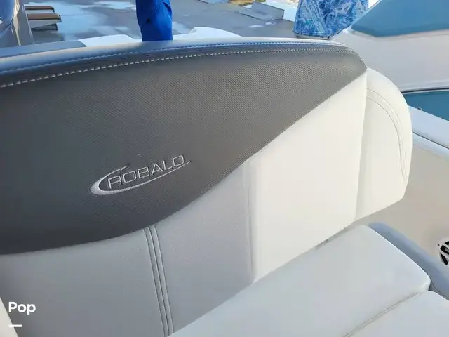 Robalo R242 Explorer