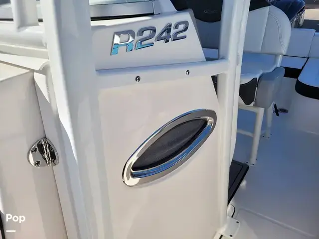 Robalo R242 Explorer