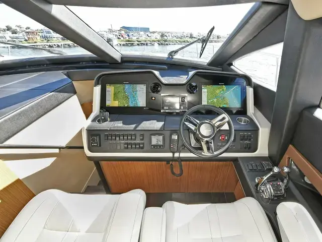 Sea Ray 590 Fly Bridge