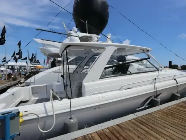 Intrepid 475 Sport Yacht