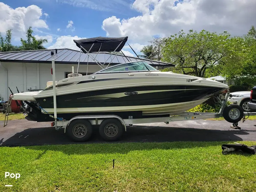 2010 Sea Ray 220 sundeck