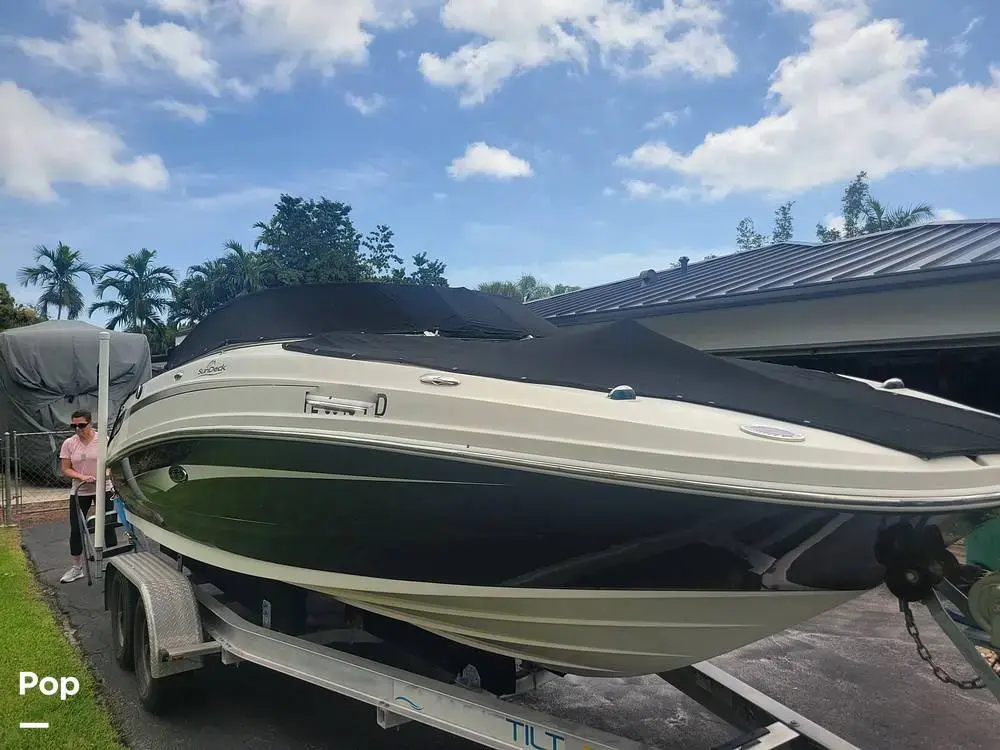 2010 Sea Ray 220 sundeck