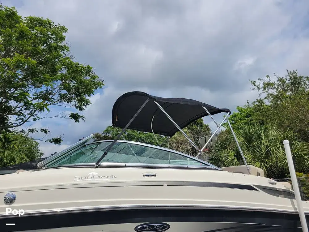 2010 Sea Ray 220 sundeck