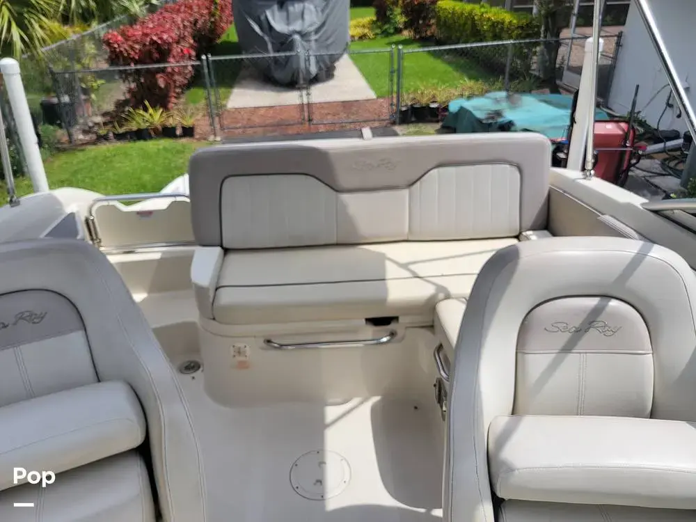 2010 Sea Ray 220 sundeck