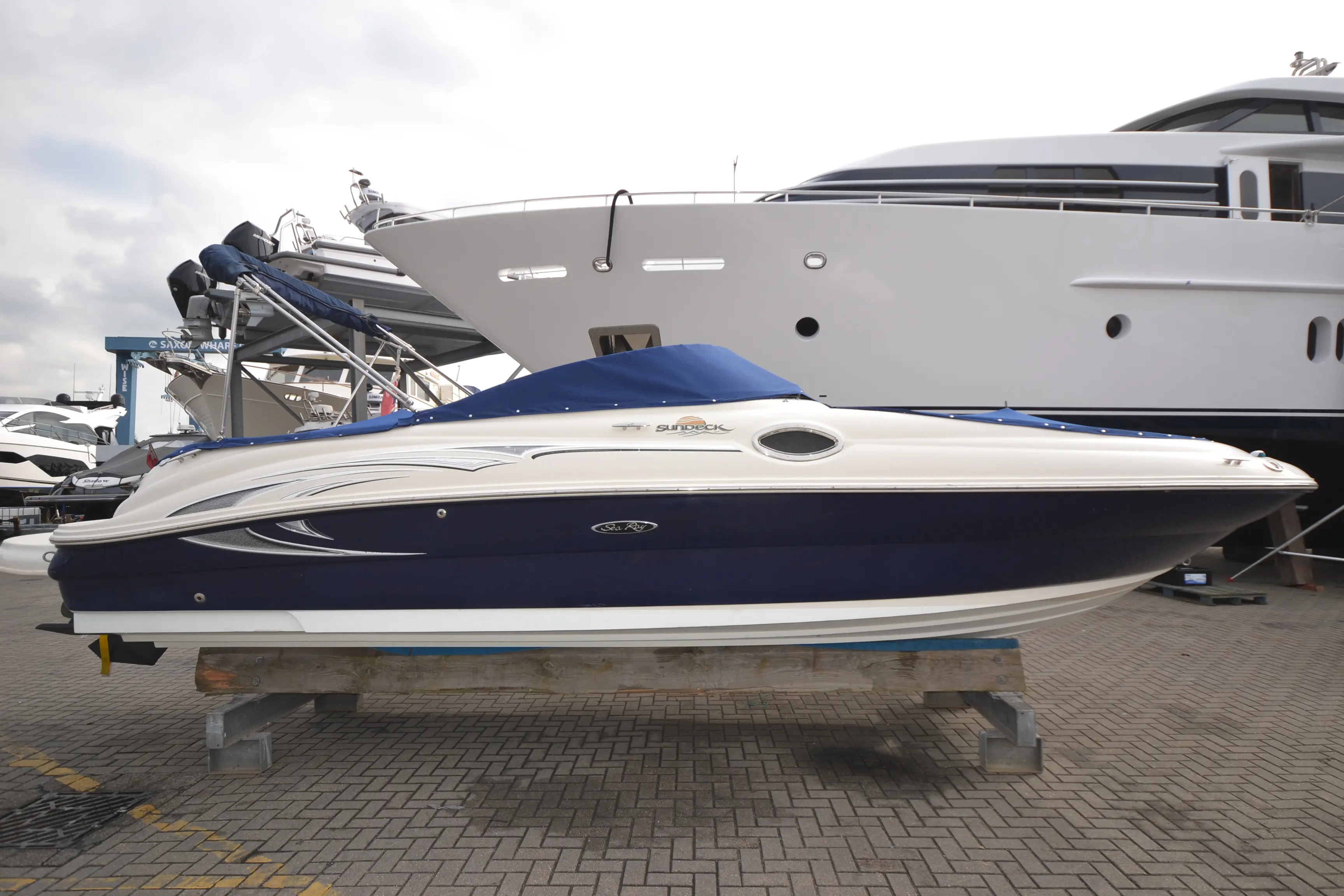 2005 Sea Ray 240 sun deck