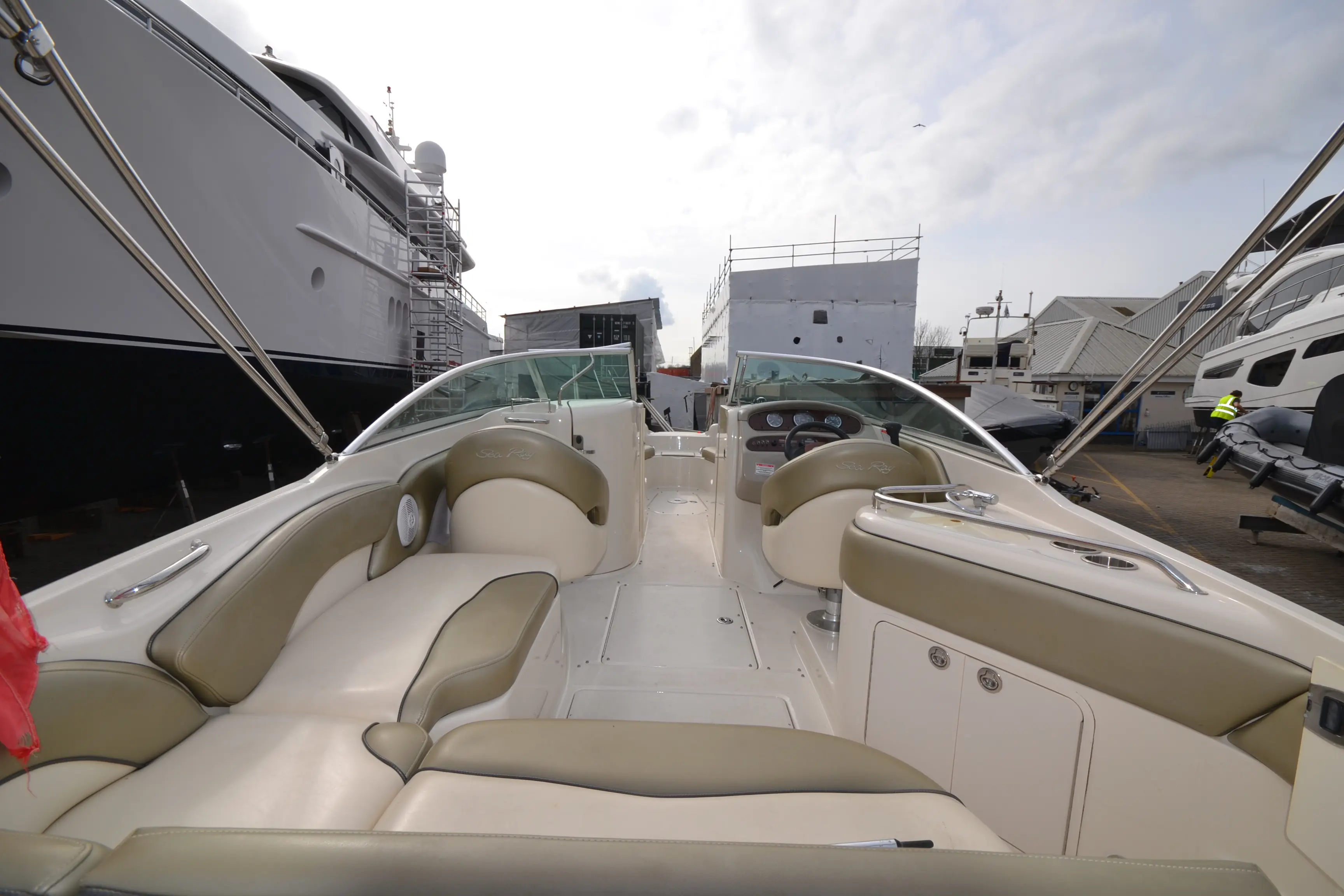 2005 Sea Ray 240 sun deck