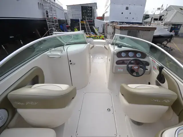 Sea Ray 240 Sun Deck