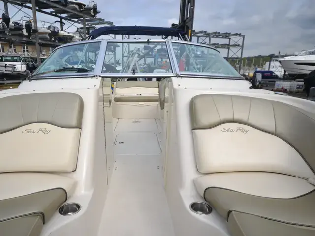 Sea Ray 240 Sun Deck