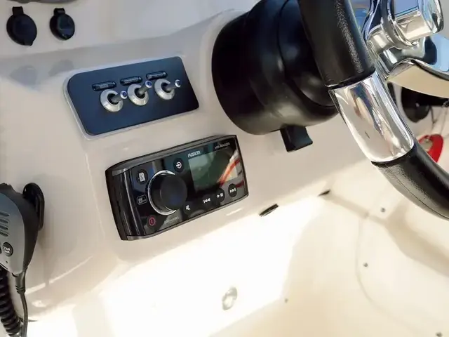 Boston Whaler 230 Vantage