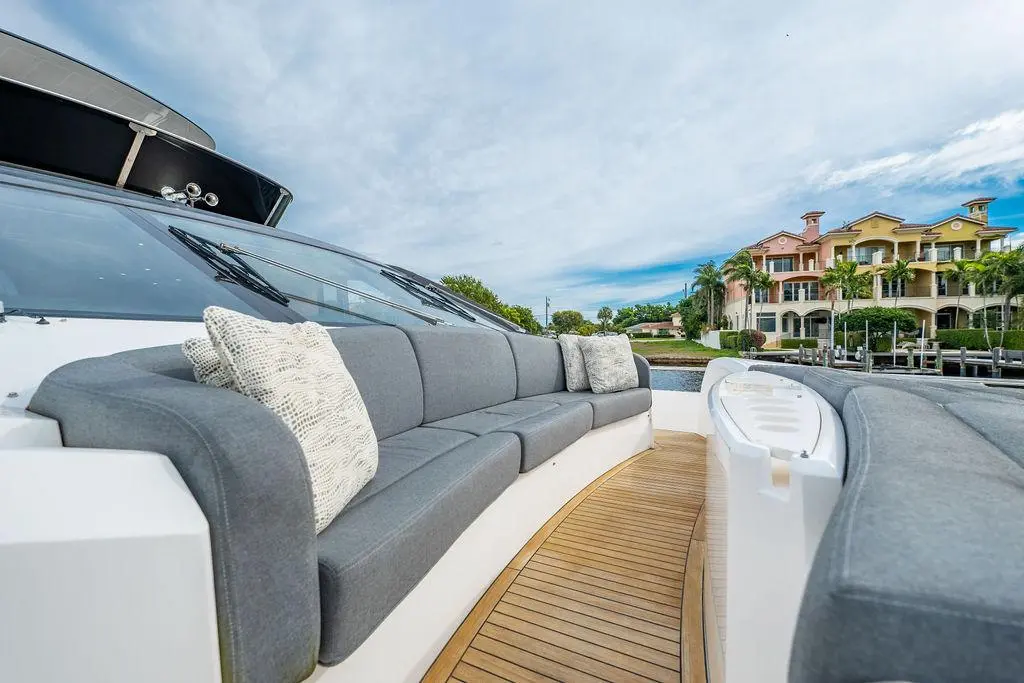 2016 Sunseeker 75 yacht