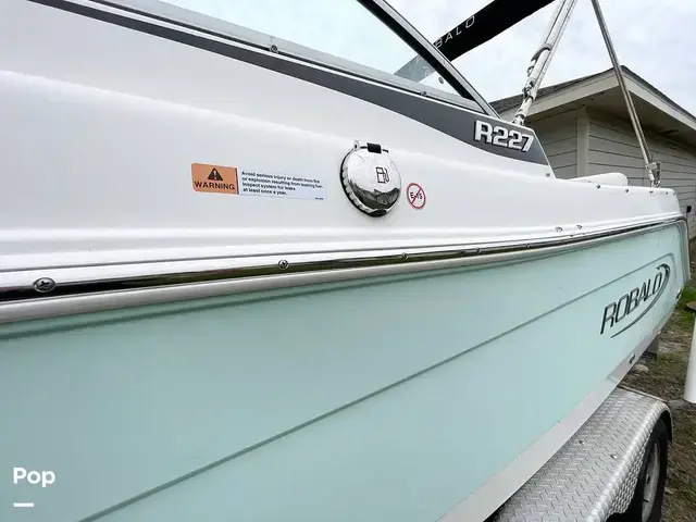 Robalo R227 Dual Console