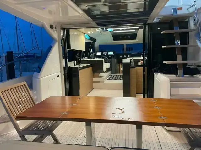 Ferretti Yachts 550