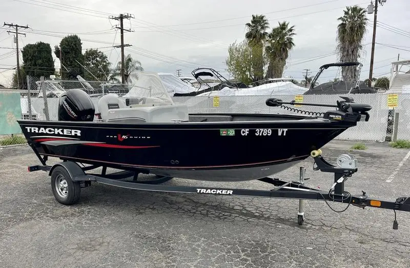 2019 Tracker pro guide™ v-16 sc