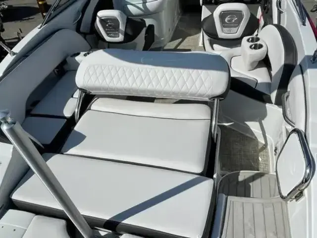 Crownline E240 XS