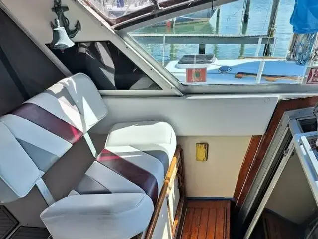 Sea Ray 390 Express Cruiser