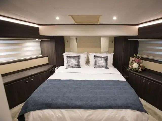 Ferretti Yachts 76