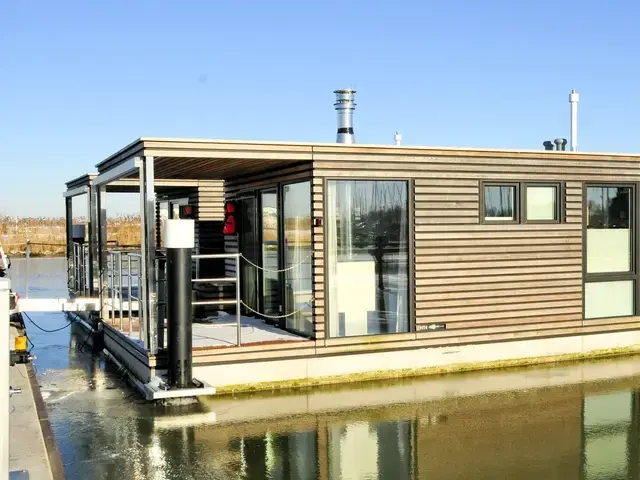 HTM Houseboat