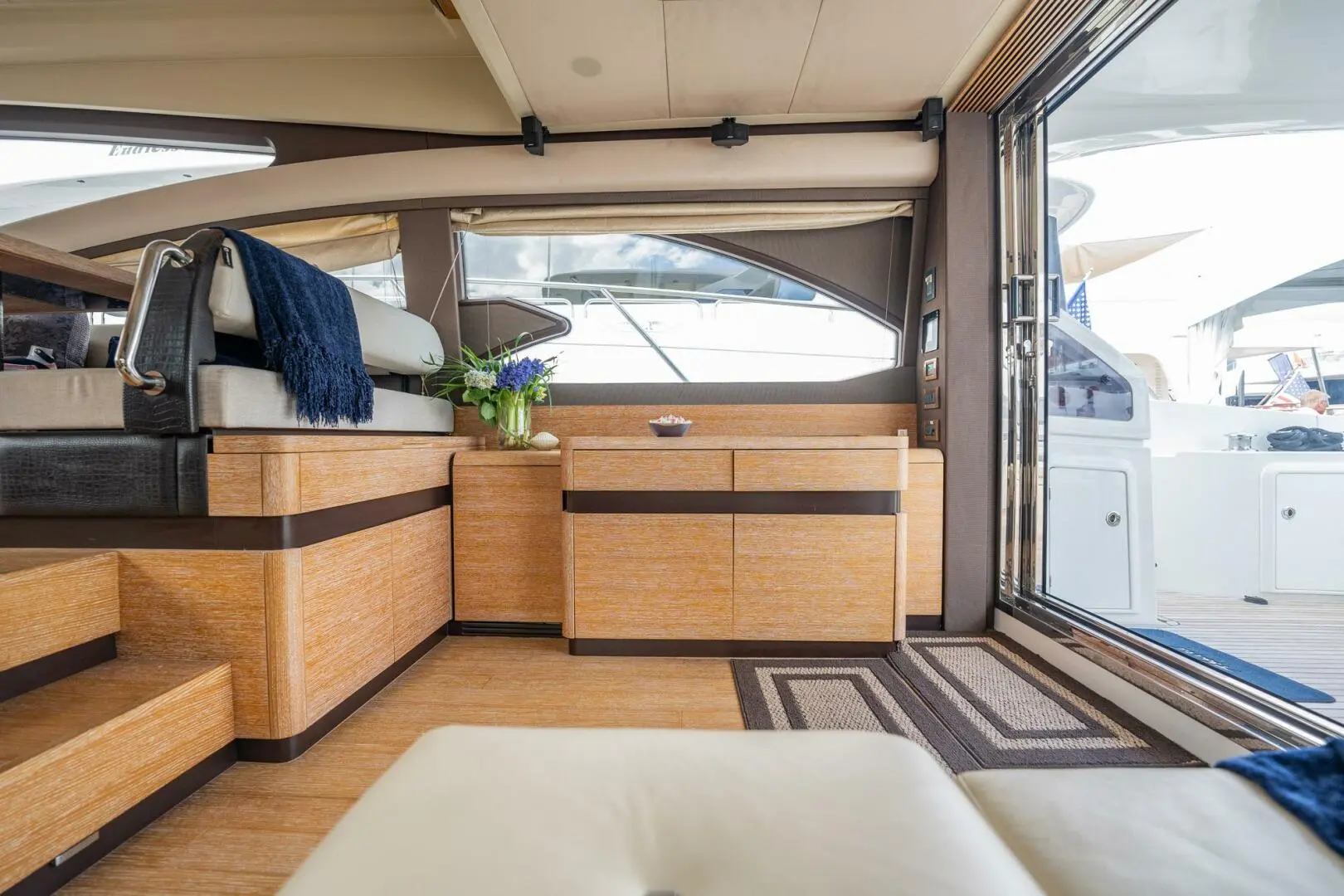 2014 Azimut flybridge