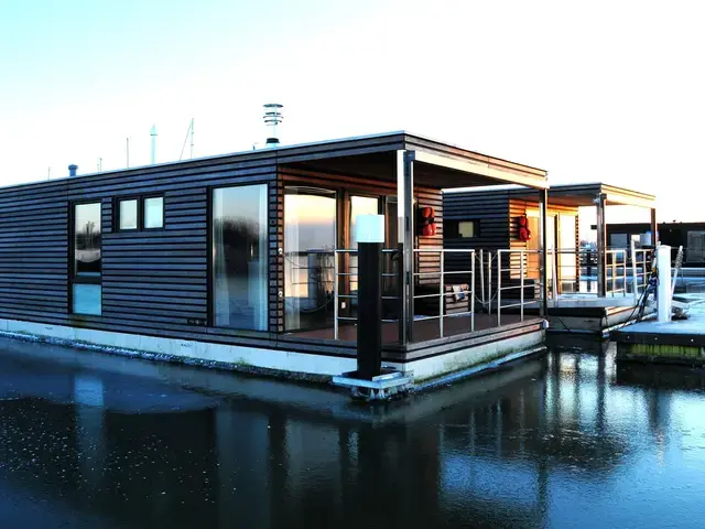 HTM Houseboat