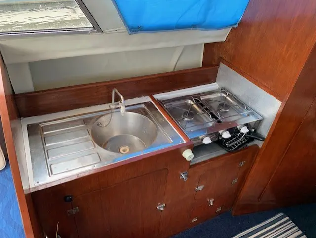 1985 Viking 20 cockpit cruiser