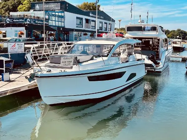 2018 Sealine c330