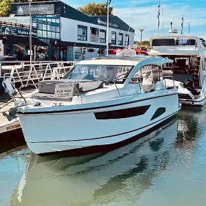 2018 Sealine C330