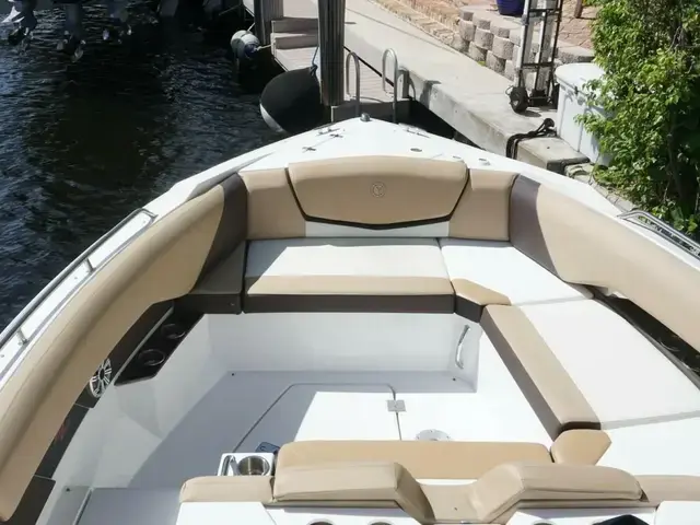 Cruisers Yachts 328 Bow Rider