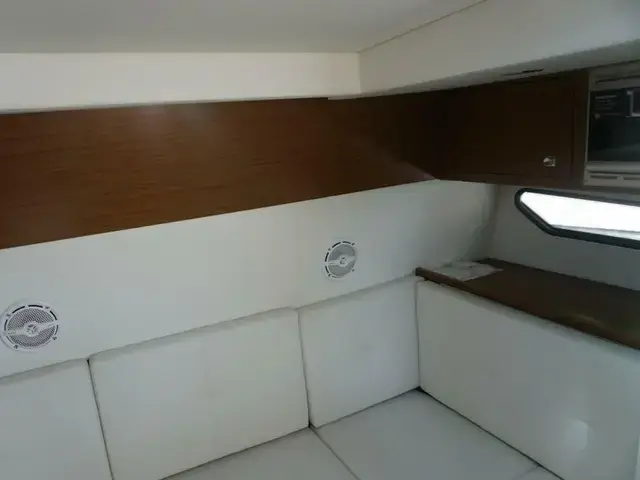 Cruisers Yachts 328 Bow Rider