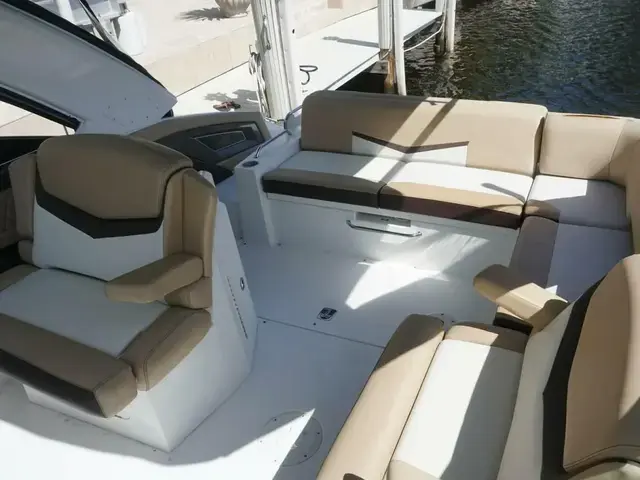 Cruisers Yachts 328 Bow Rider