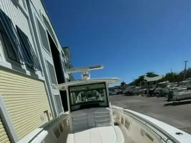 Boston Whaler 370 Outrage