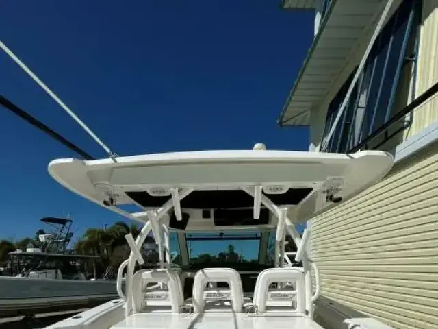 Boston Whaler 370 Outrage