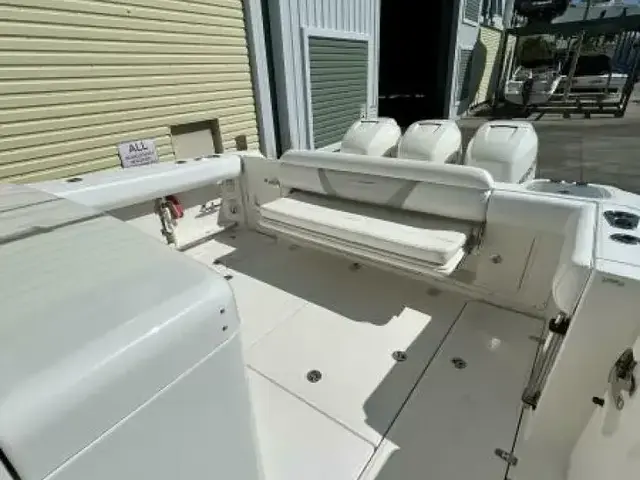 Boston Whaler 370 Outrage