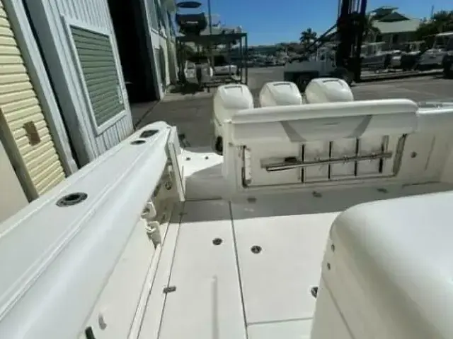 Boston Whaler 370 Outrage